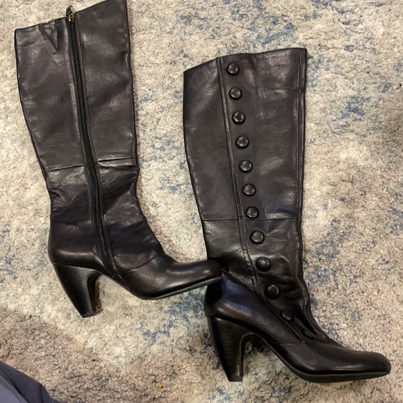 Knee high black leather boots with buttons on the side. Leather, size 7 - Picture 2 of 4